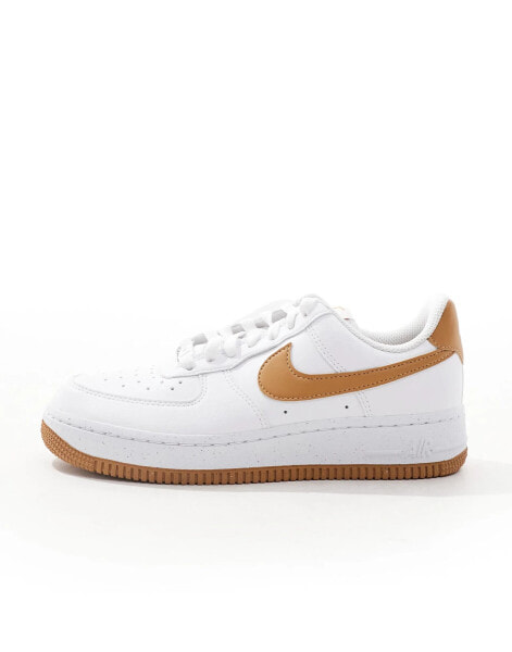 Nike Air force 1 trainer in white and flax brown