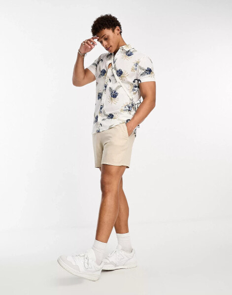 Jack & Jones Essentials – Kurzärmliges Viskose-Hemd in Weiß mit Blumenprint und Reverskragen