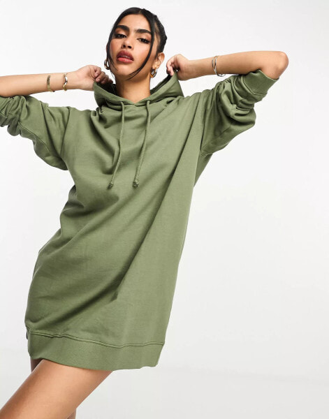 ASOS DESIGN – Kurzes Kapuzenpulloverkleid aus khakifarbenem Sweatshirt-Stoff mit Oversize-Schnitt