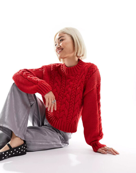 Monki – Hochgeschlossener Strickpullover in Rot mit Zopfmuster