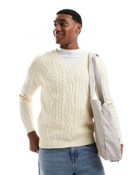 ASOS DESIGN – Schwerer Strickpullover mit Zopfmuster und V-Ausschnitt in Creme