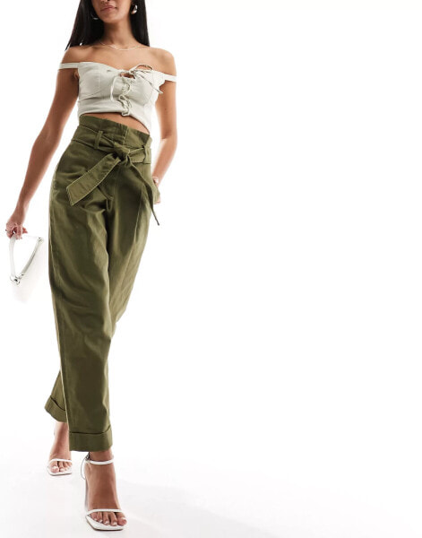 & Other Stories – Hose in dunklem Khaki mit geradem Bein, hohem Bund und Gürtel