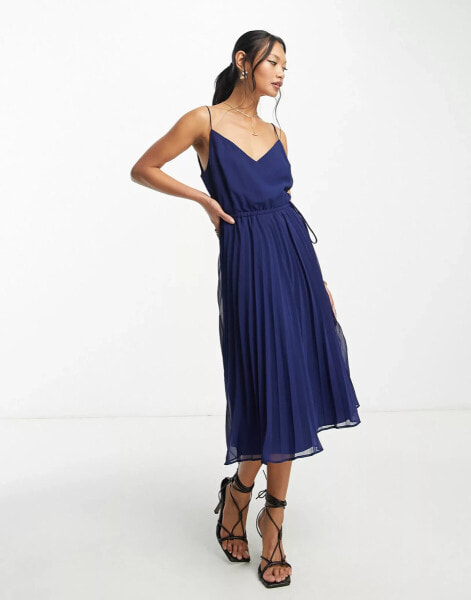 ASOS DESIGN – Plissiertes Midikleid mit Spaghettiträgern und Kordelzug an der Taille, in Marine