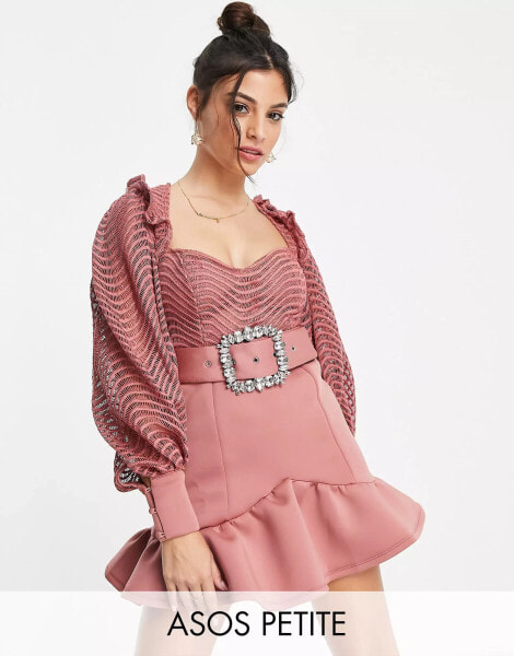 ASOS DESIGN Petite – Gerüschtes Minikleid aus welliger Spitze in Rosé mit Strassgürtel und Schößchensaum