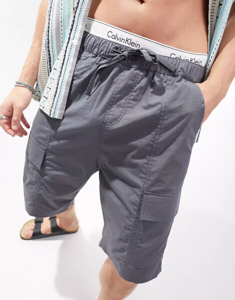 ASOS DESIGN – Cargo-Shorts in Anthrazit mit normalem Schnitt