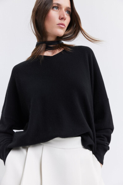 Plain 100% wool v-neck sweater