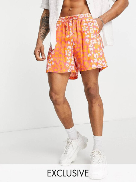 ASOS MADE IN KENYA – Kastige Shorts mit Tierfell-Illustrationsdruck