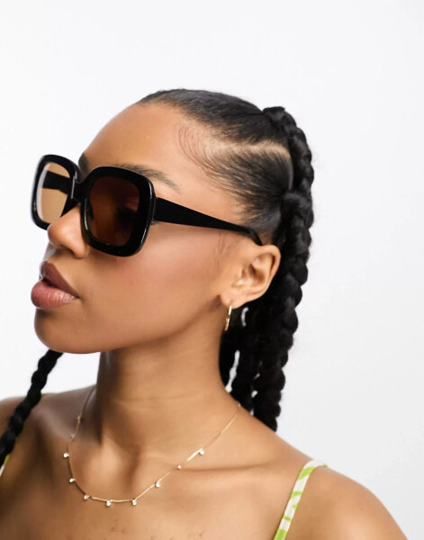 Monki – Eckige Oversize-Sonnenbrille mit breitem Rahmen in Schwarz