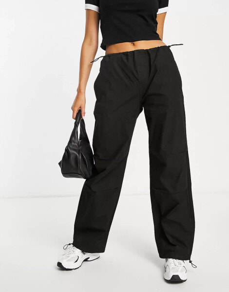 Stradivarius – STR – Fallschirm-Hose in Schwarz mit Oversize-Passform