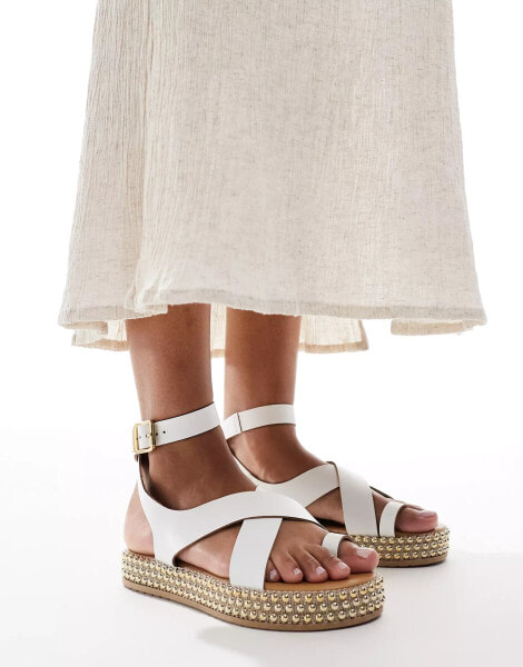 River Island – Sandalen in Weiß mit Nietendetail und Schnalle