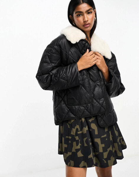 River Island – Wattierte Jacke in Schwarz mit Kunstpelzkragen