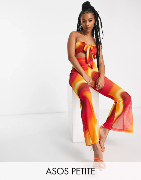 ASOS DESIGN Petite – Trägerloser Netzstoff-Jumpsuit im Ombre-Print mit Binde-Detail vorne und Cut-out