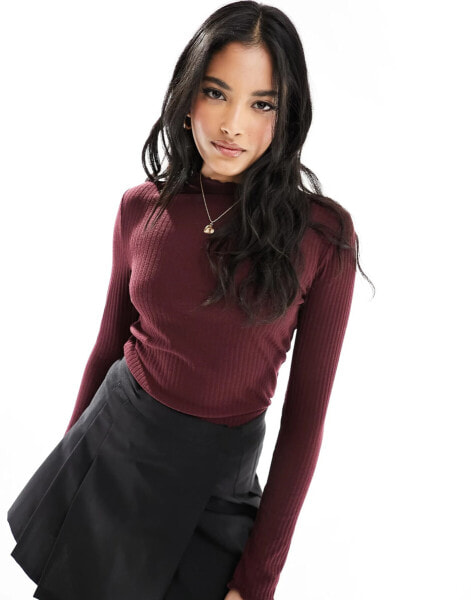 ONLY lettuce edge high neck ribbed top in burgundy