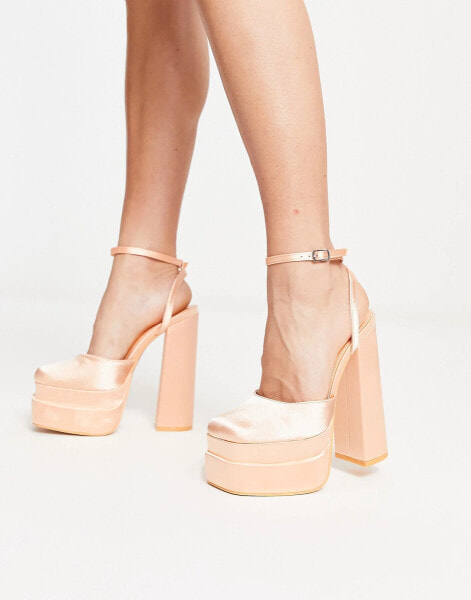 Public Desire – Moonchild – Exklusive Sandalen aus Satin in Apricot mit Plateausohle und -absatz