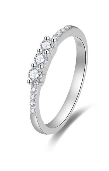 Glittering engagement ring with AGG464 zircons