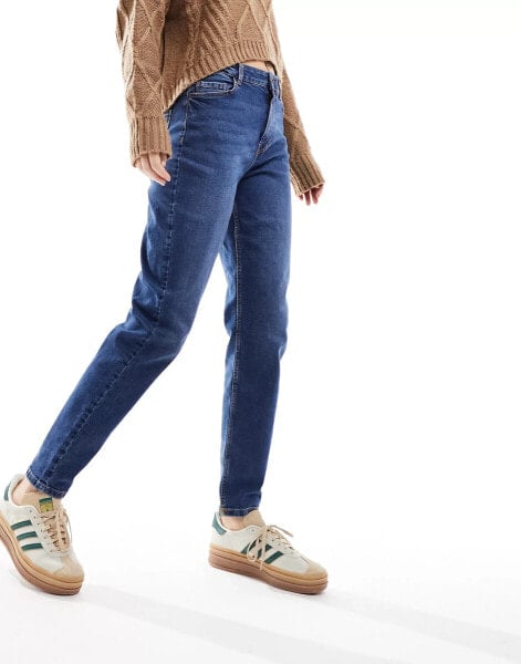 Женские джинсы PIECES Kesia Mom-Jeans aus dunkelblauem Denim