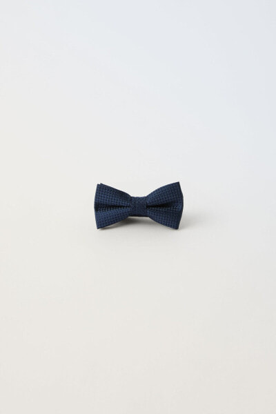 Structured bow tie