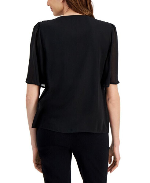 Модель блузки с V-образным вырезом и рукавами "крылышками" JM Collection Petite, создана для Macy's