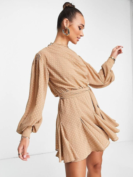 ASOS DESIGN – Hochgeschlossenes Minikleid in Steingrau mit Plisseefalten und Godet-Detail