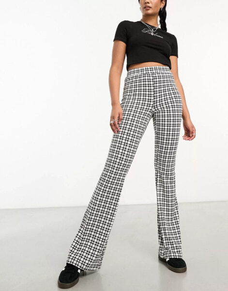 Noisy May flared trousers in black houndstooth