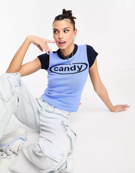 Basic Pleasure Mode – T-Shirt aus Strick in Babyblau mit „Candy“-Slogan