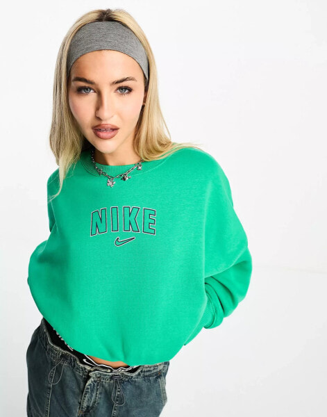 Nike – Oversize-Sweatshirt in Stadiumgrün mit kurzem Schnitt und College-Logo