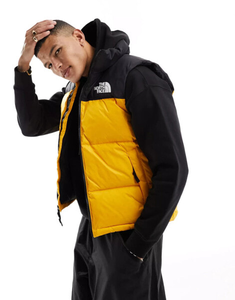 The North Face – 96 Retro Nuptse – Gesteppte Daunenweste in Gelb und Schwarz