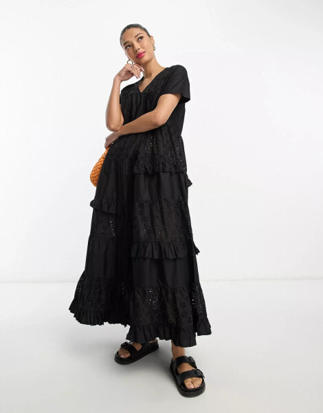 Женское повседневное платье ASOS DESIGN Weites Maxikleid in Schwarz mit Lochstickerei und Patchwork-Design