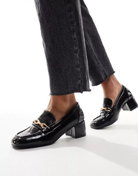 Glamorous heeled loafers in black patent