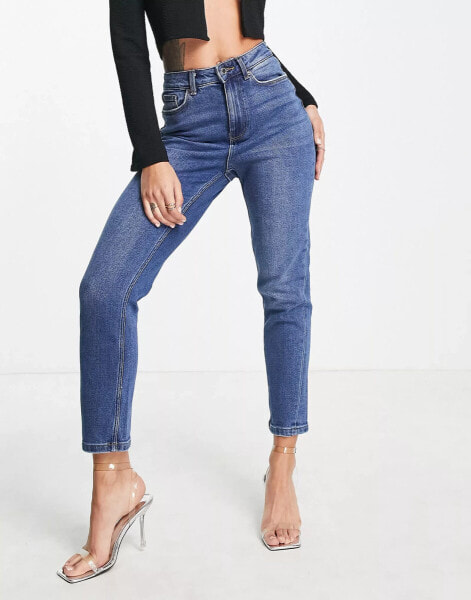 Vero Moda – Locker geschnittene Mom-Jeans in verwaschenem Mittelblau