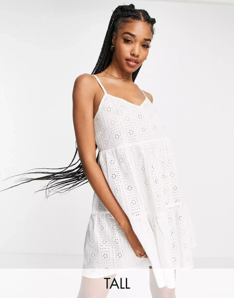 Женское мини-платье Topshop Tall Gestuftes Strandkleid in Weiß mit Lochstickerei