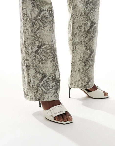 ASOS DESIGN – Hellish – Mules in Weiß mit mittelhohem Absatz und Schnallendetail