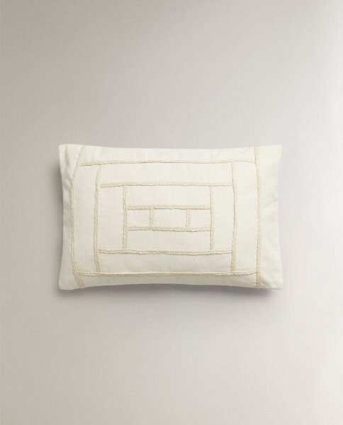 Cushion cover with geometric detail