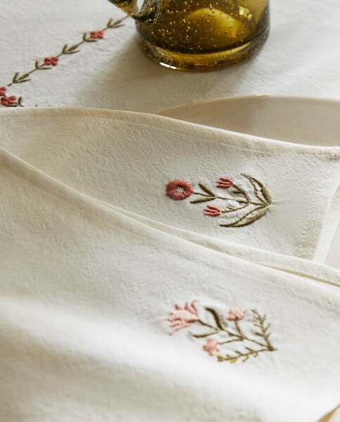 Floral embroidered napkin (pack of 2)