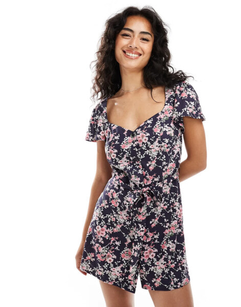 ASOS DESIGN – Durchgeknöpftes kurzes T-Shirt-Kleid in Marineblau mit Rosenmuster und Bindeband auf der Rückseite