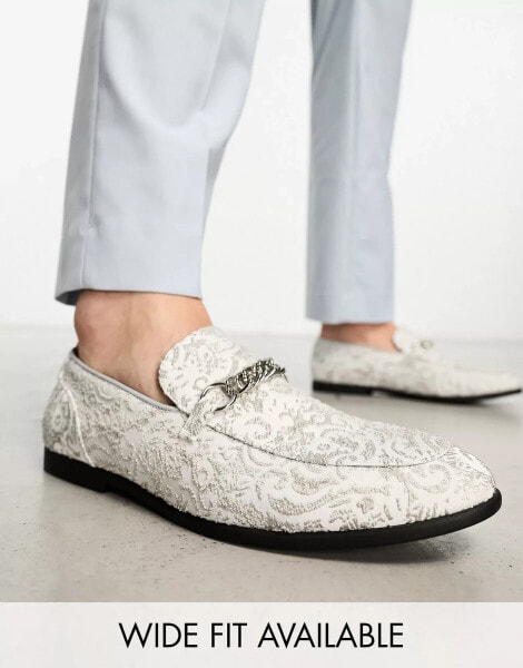 ASOS DESIGN – Loafer aus silberfarbenem Samt mit Kettendetail in Stahlgrau