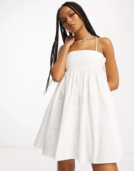 ASOS DESIGN – Kurzes Babydoll-Sommerkleid aus Baumwolle in Weiß mit Zierfalten