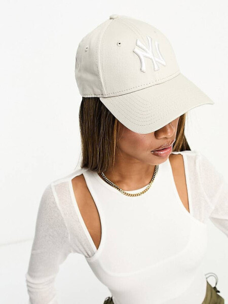 New Era 9Forty NY cap in beige