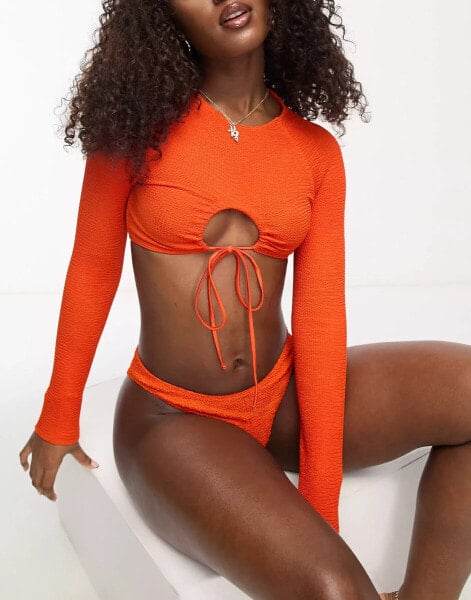 ASOS DESIGN – Mix and Match – Gekräuseltes, langärmliges Bikinioberteil in kräftigem Orange mit geschnürtem Schlüssellochausschnitt hinten