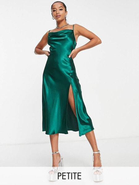 Little Mistress Petite – Midikleid aus Satin in Smaragdgrün mit Wasserfallausschnitt