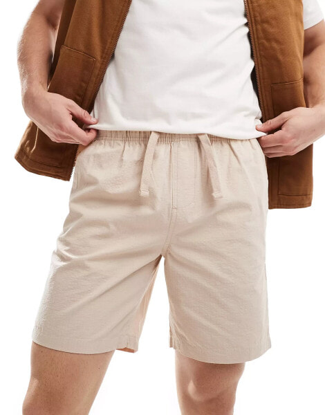 Brave Soul – Seersucker-Shorts in Steinbeige mit elastischem Bund