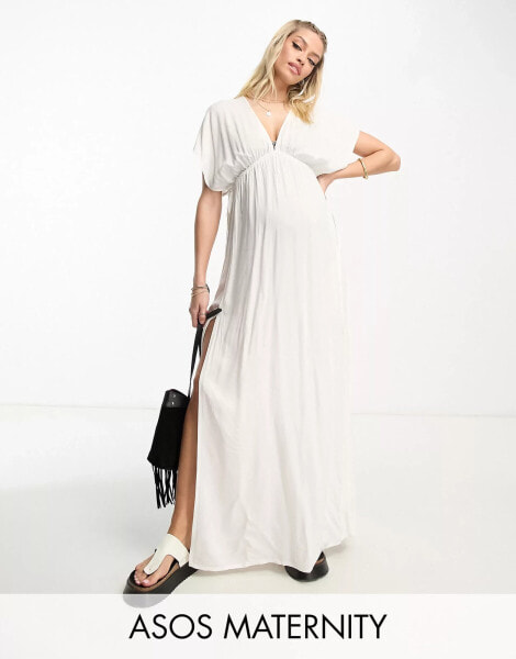 ASOS DESIGN Maternity – Maxi-Strandkleid in Weiß mit Flatterärmeln und Tunnelzug in der Taille