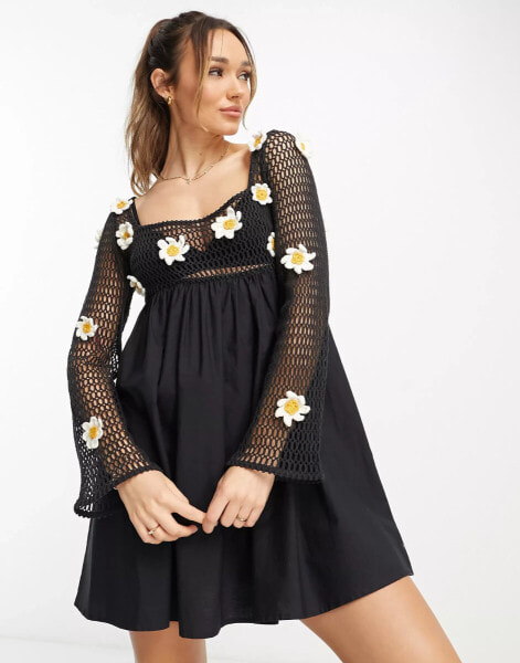 ASOS DESIGN – Kurzes Hängerkleid in Schwarz mit gehäkelten 3D-Gänseblümchen-Details