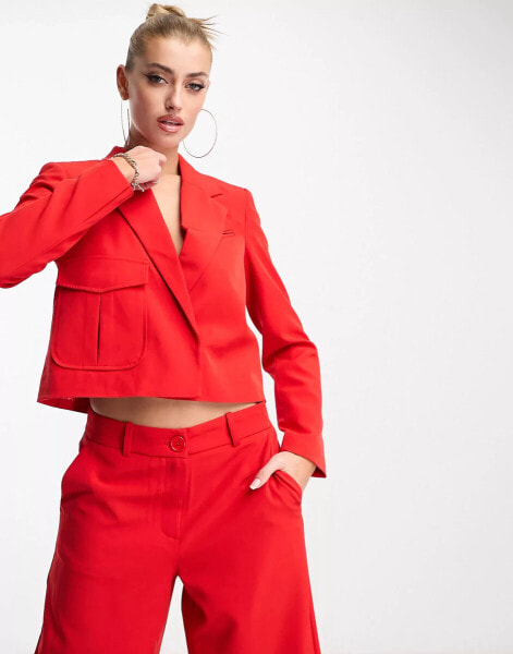 Something New x Madeleine Pedersen – Kurz geschnittener Blazer in Rot, Kombiteil