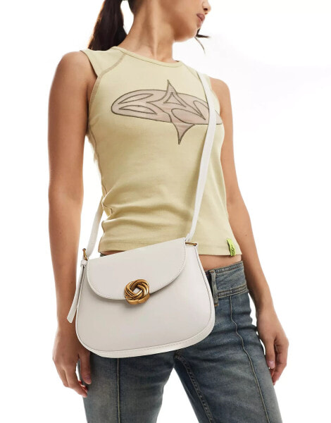 Glamorous crossbody saddle bag with gold clasp in cream