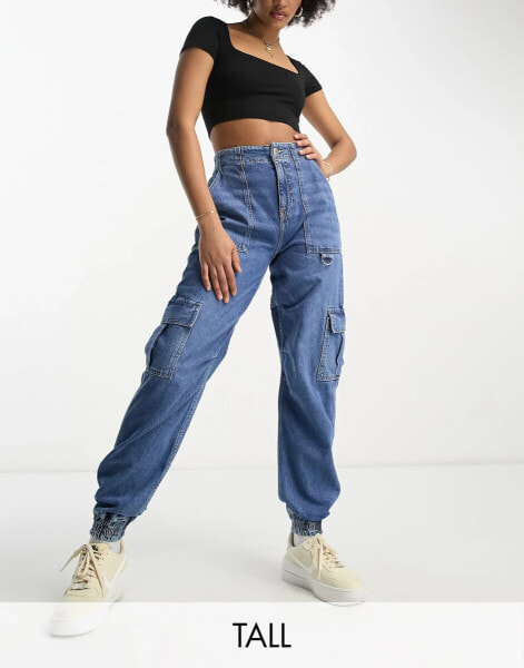 River Island Tall – Cargo-Jeans in Mittelblau mit Taschen