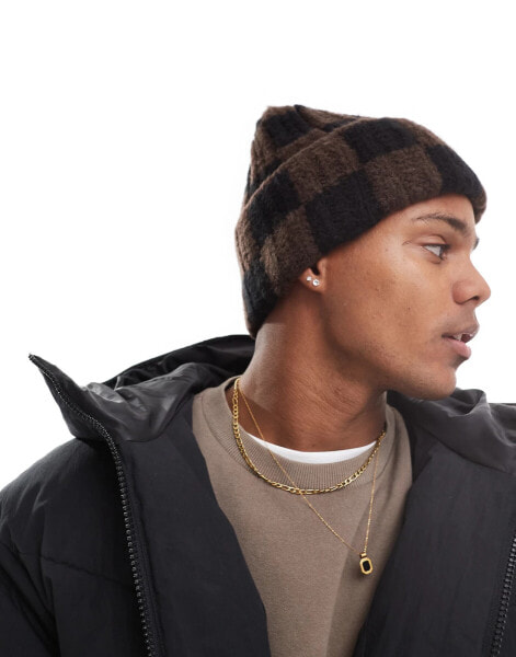 ASOS DESIGN – Beanie in Braun mit Schachbrettmuster