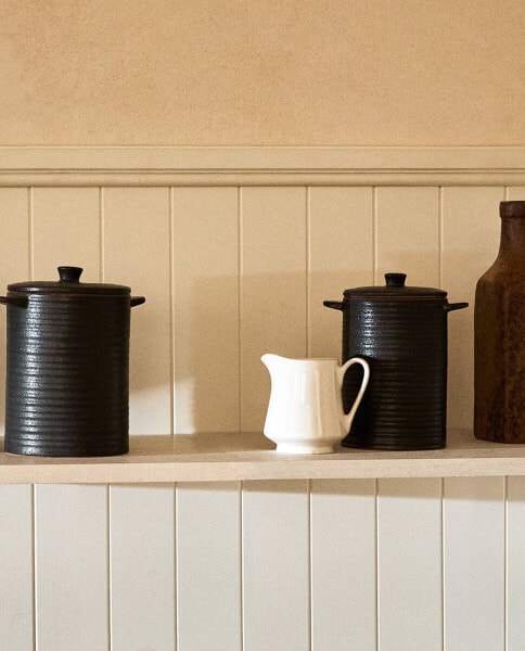 Stoneware kitchen jar with lid