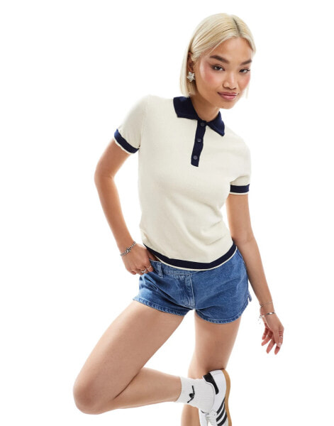 Monki – Kurzärmliges Polo-Oberteil aus Strick in Beige und Marineblau