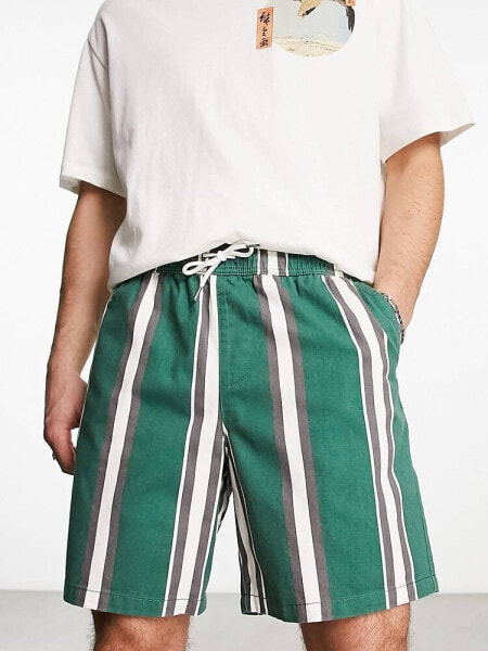 New Look – Gestreifte Shorts zum Überziehen in Grün